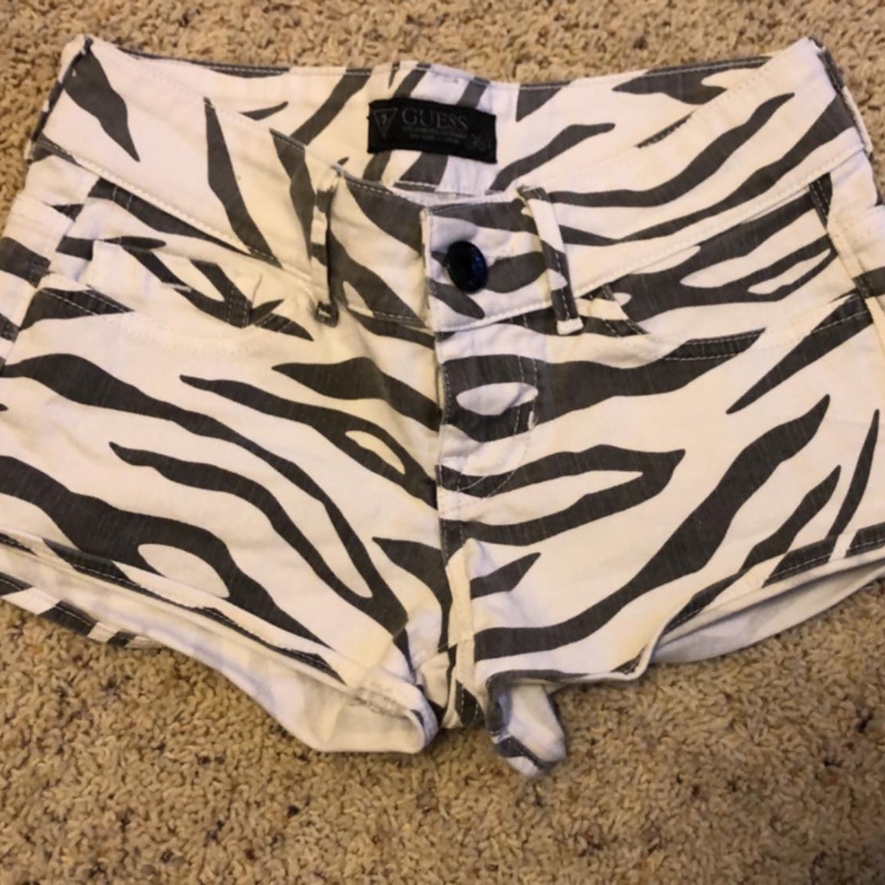 🦓 Guess Zebra Stripe Denim Shorts size 26